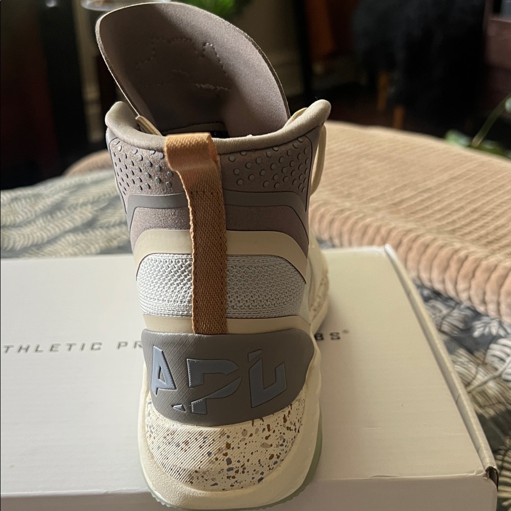 APL Women’s Techloom Defender sneakers. Size 7. - Picture 4 of 4